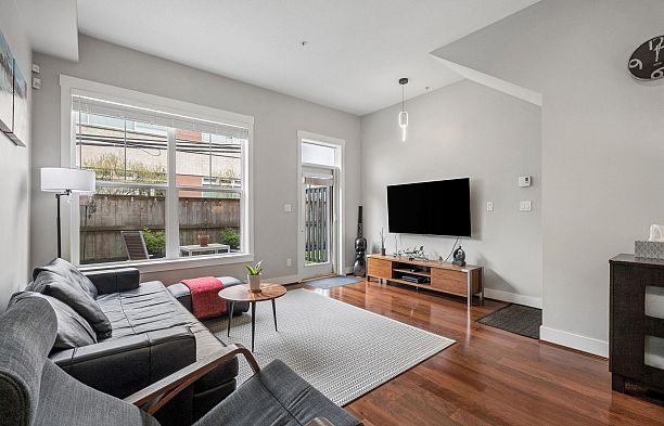 755 W 42 Avenue Oakridge VW