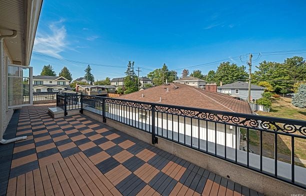 6633 Neal Street South Cambie