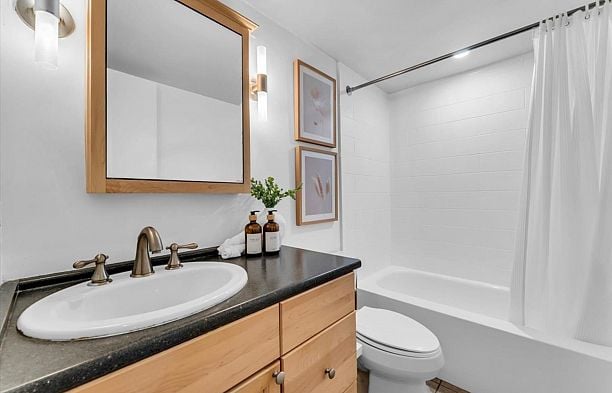 407 1476 W 10th Avenue Fairview VW