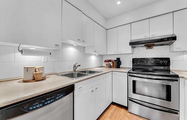 407 1476 W 10th Avenue Fairview VW