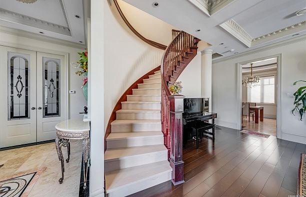 6633 Neal Street South Cambie