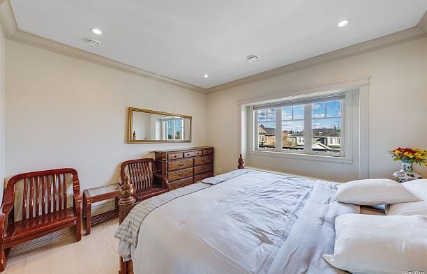 6633 Neal Street South Cambie