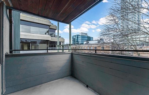 407 1476 W 10th Avenue Fairview VW