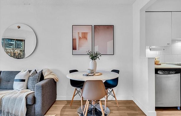 407 1476 W 10th Avenue Fairview VW