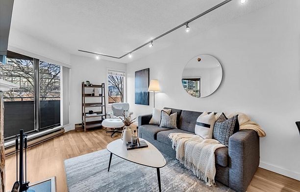 407 1476 W 10th Avenue Fairview VW