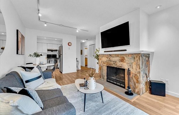 407 1476 W 10th Avenue Fairview VW