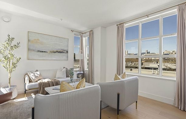 210 655 W 7th Avenue Fairview VW