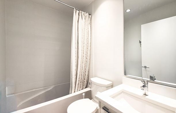 922 W 15th Avenue Fairview VW