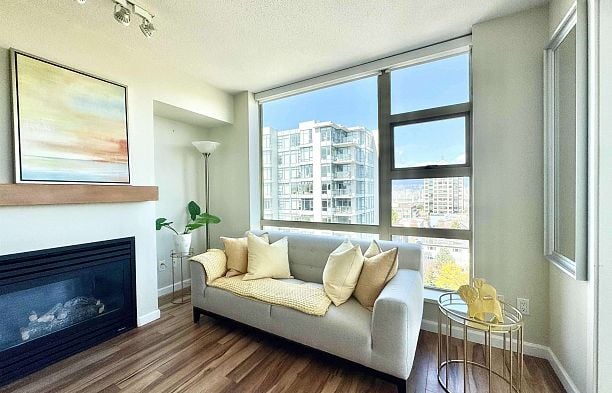 905 1316 W 11th Avenue Fairview VW