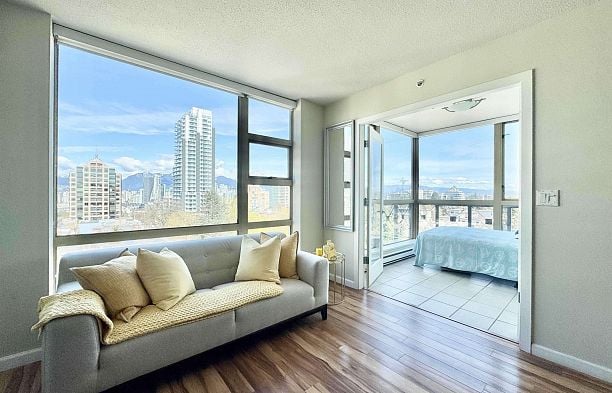 905 1316 W 11th Avenue Fairview VW