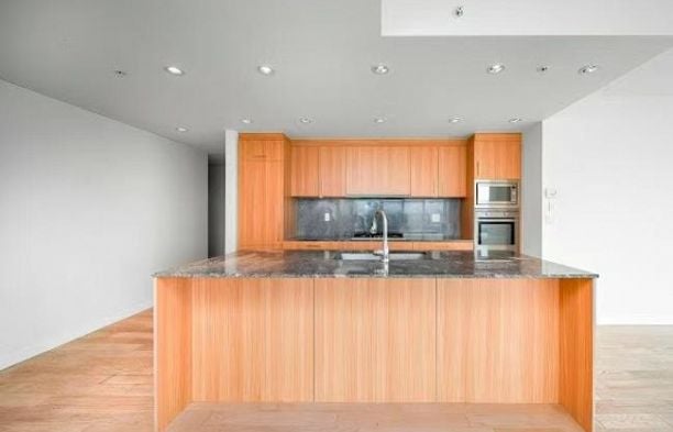 903 2411 Heather Street Fairview VW