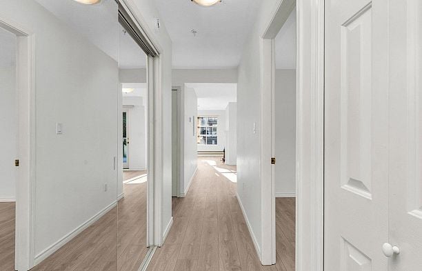 202 966 W 14th Avenue Fairview VW