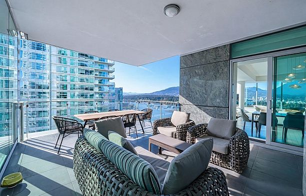 2001 277 Thurlow Street Coal Harbour