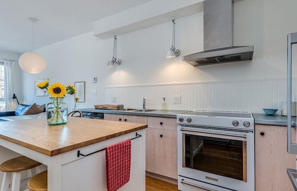 208 205 E 10th Avenue Mount Pleasant VE