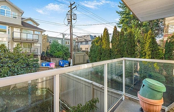 202 966 W 14th Avenue Fairview VW