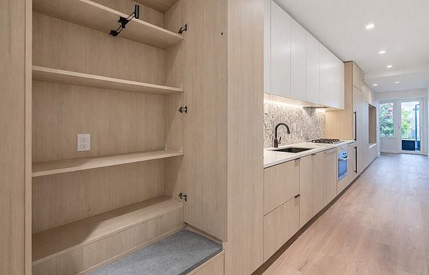 422 2471 St George Street Mount Pleasant VE