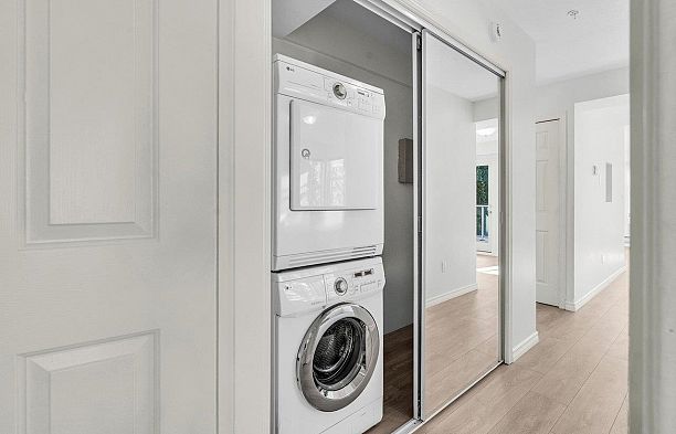 202 966 W 14th Avenue Fairview VW