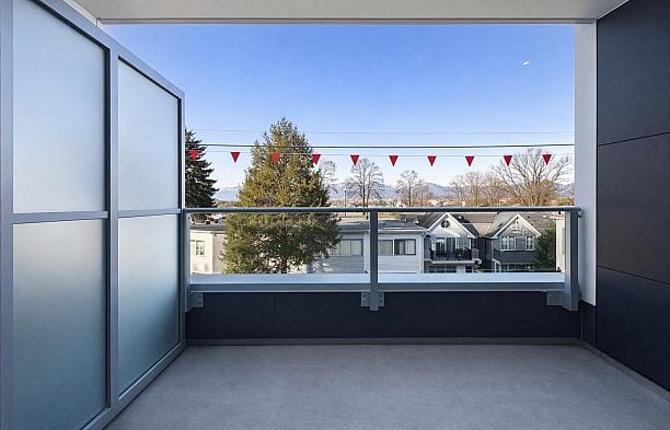 422 2471 St George Street Mount Pleasant VE