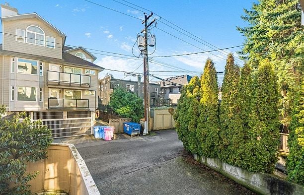 202 966 W 14th Avenue Fairview VW