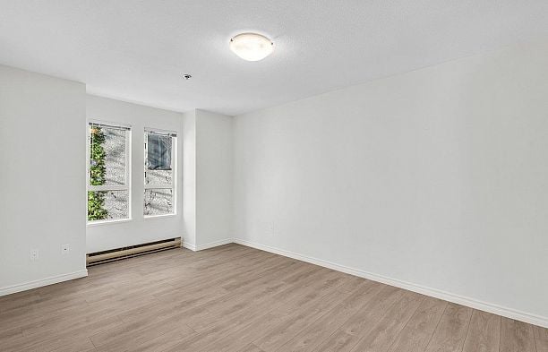 202 966 W 14th Avenue Fairview VW