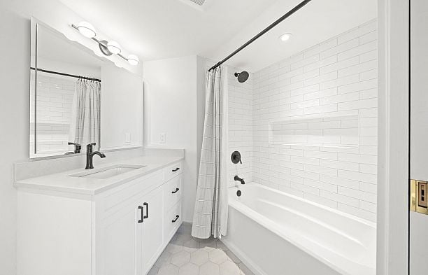 303 1633 West 8th Avenue Fairview VW