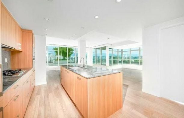 903 2411 Heather Street Fairview VW