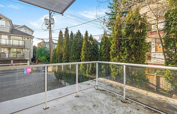 202 966 W 14th Avenue Fairview VW