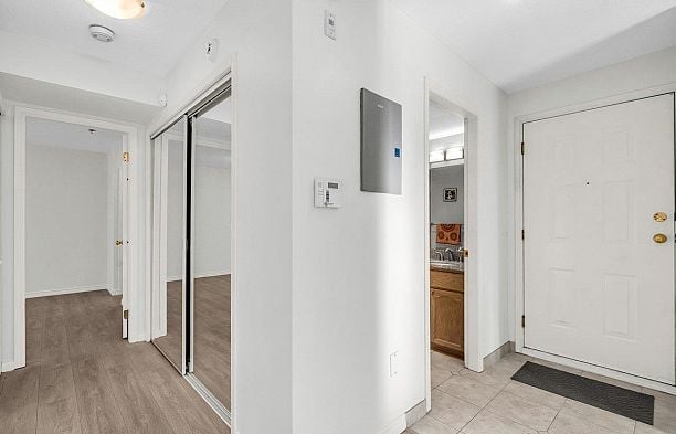 202 966 W 14th Avenue Fairview VW