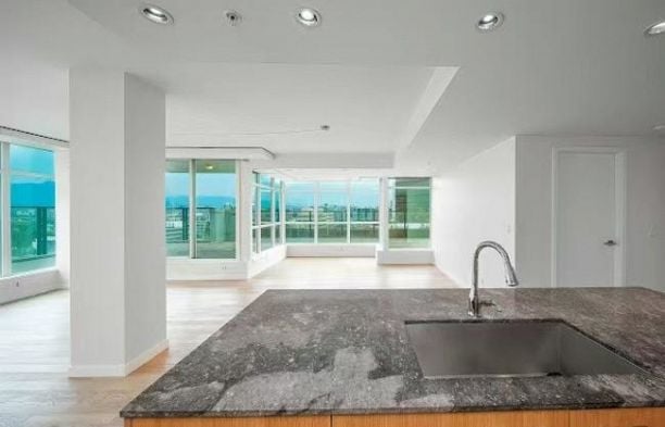 903 2411 Heather Street Fairview VW