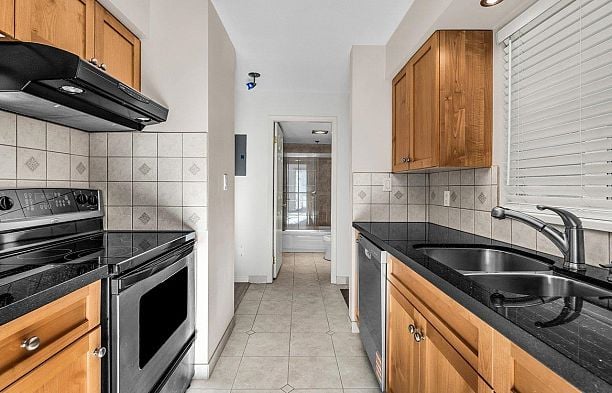 202 966 W 14th Avenue Fairview VW