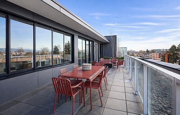 422 2471 St George Street Mount Pleasant VE