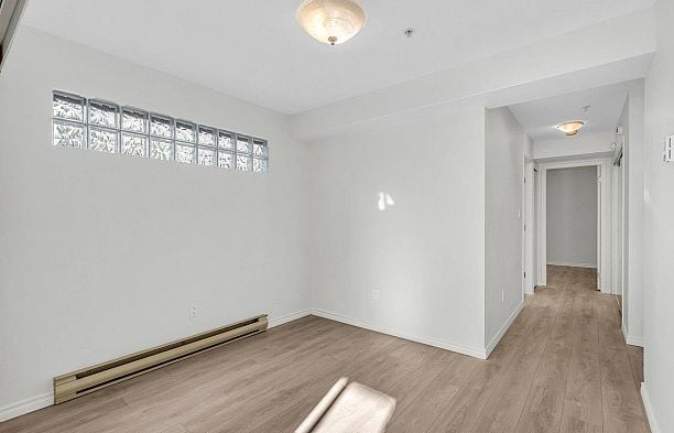 202 966 W 14th Avenue Fairview VW