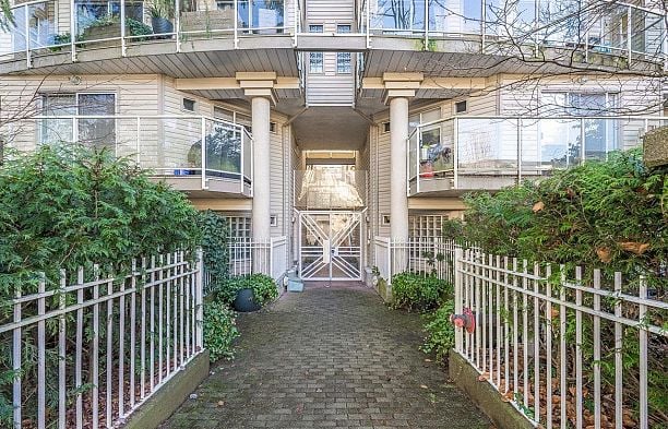 202 966 W 14th Avenue Fairview VW