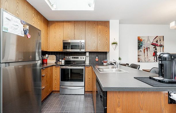 502 2036 W 10th Avenue Kitsilano