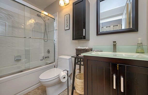 34 2375 W Broadway Kitsilano