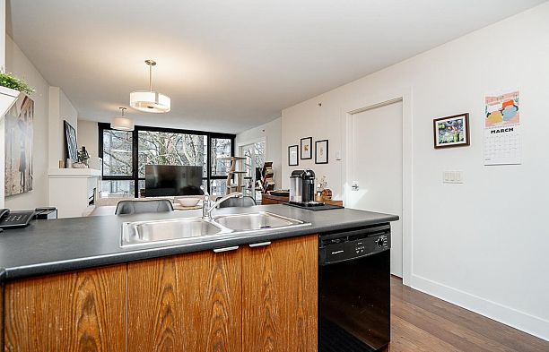 502 2036 W 10th Avenue Kitsilano