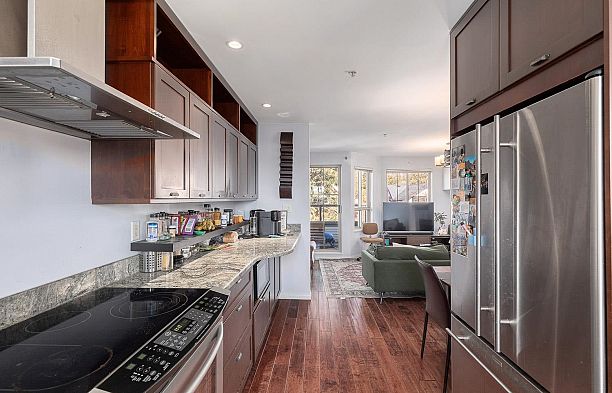 34 2375 W Broadway Kitsilano