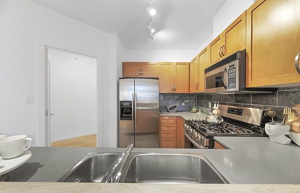 110 2263 Redbud Lane Kitsilano