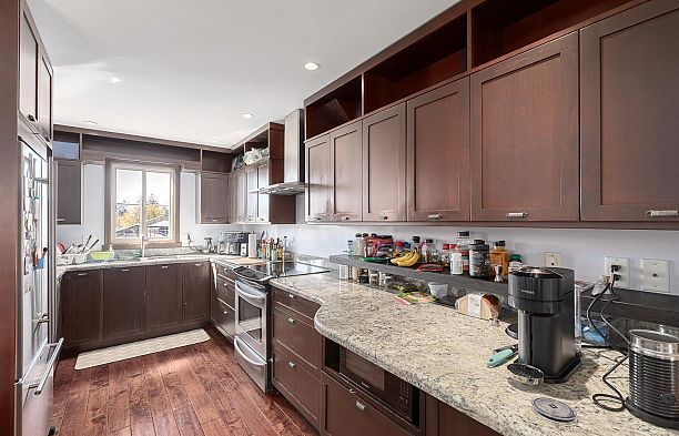 34 2375 W Broadway Kitsilano