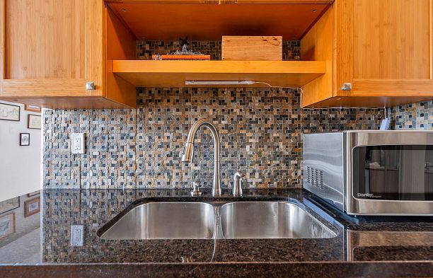 207 2080 Maple Street Kitsilano