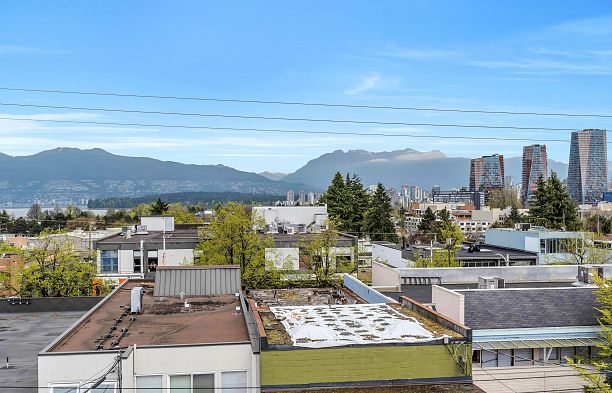 207 2080 Maple Street Kitsilano