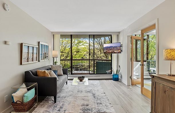 205 2445 W 3rd Avenue Kitsilano