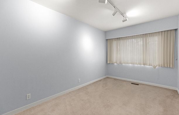 6297 Mackenzie Street Kerrisdale