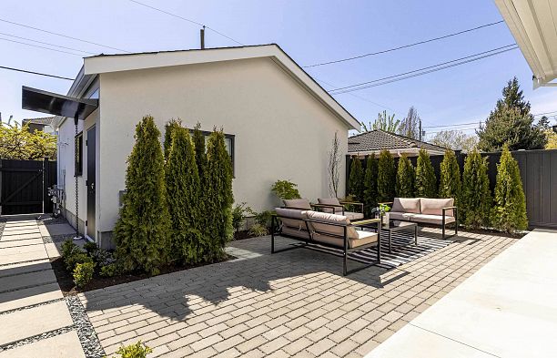 2 2848 W 19th Avenue Arbutus