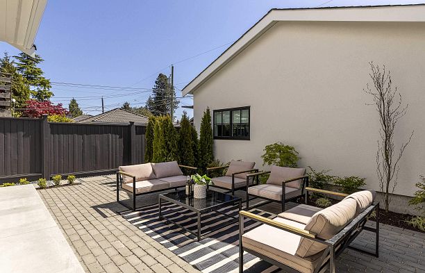 2 2848 W 19th Avenue Arbutus