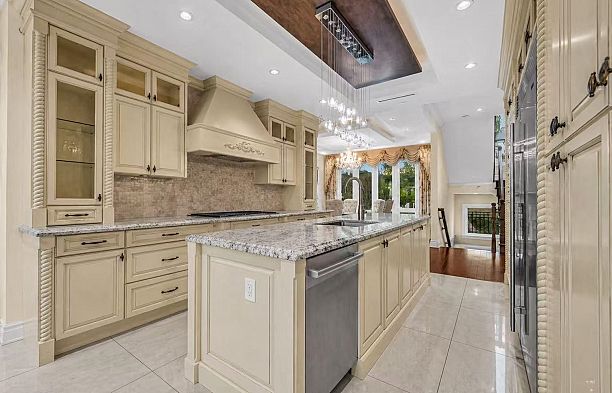 3439 Balaclava Street Arbutus