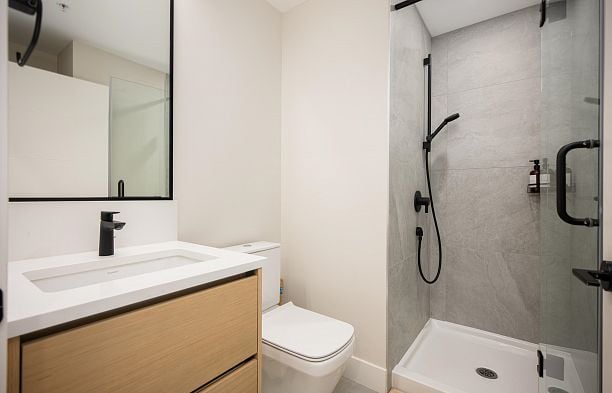 2 128 W Woodstock Avenue Cambie