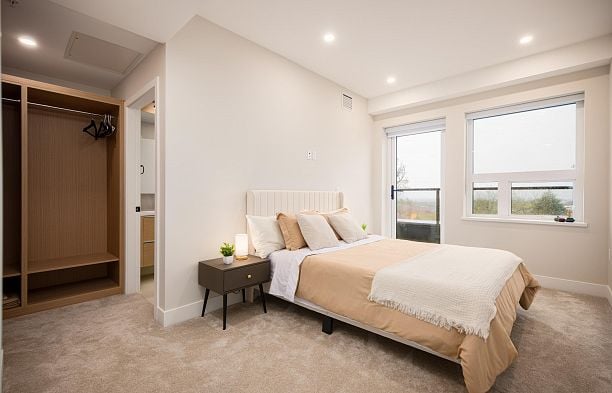 2 128 W Woodstock Avenue Cambie