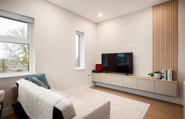 2 128 W Woodstock Avenue Cambie