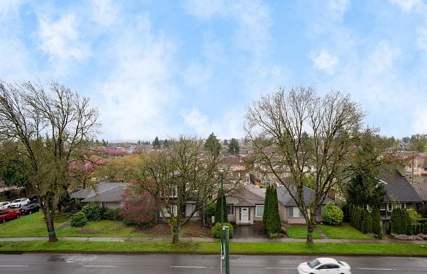 2 128 W Woodstock Avenue Cambie